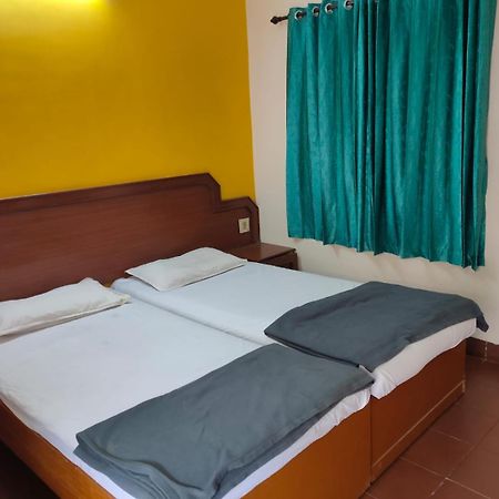 Anjana Hotels Theni Bagian luar foto