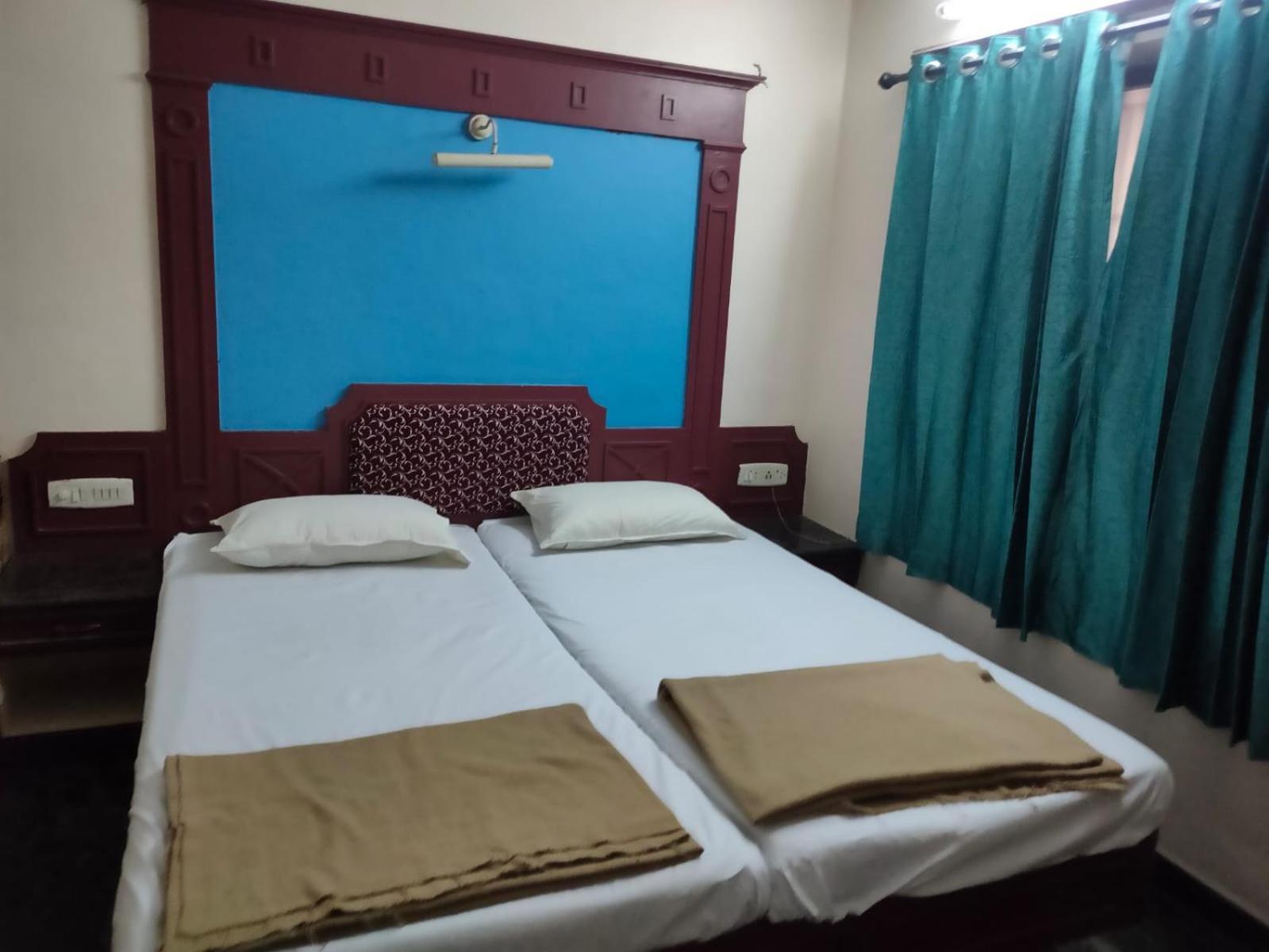 Anjana Hotels Theni Bagian luar foto