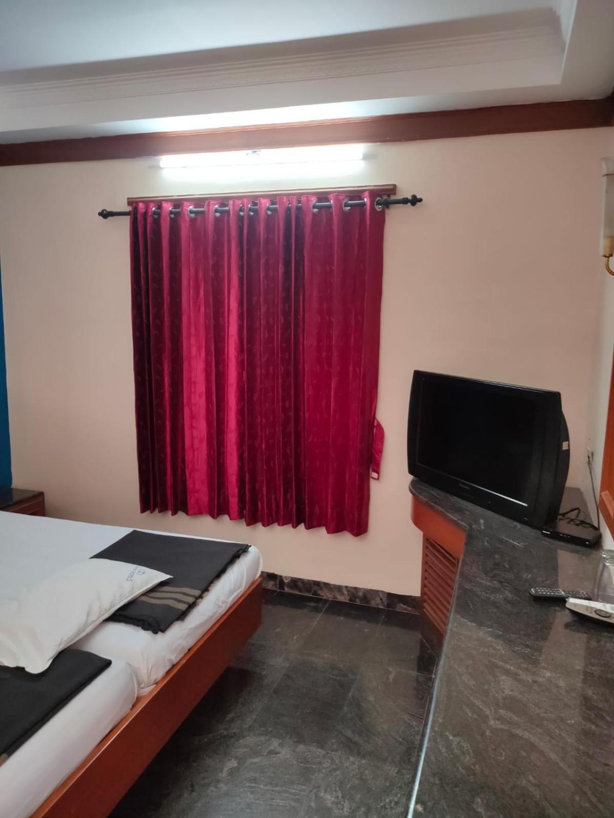 Anjana Hotels Theni Bagian luar foto