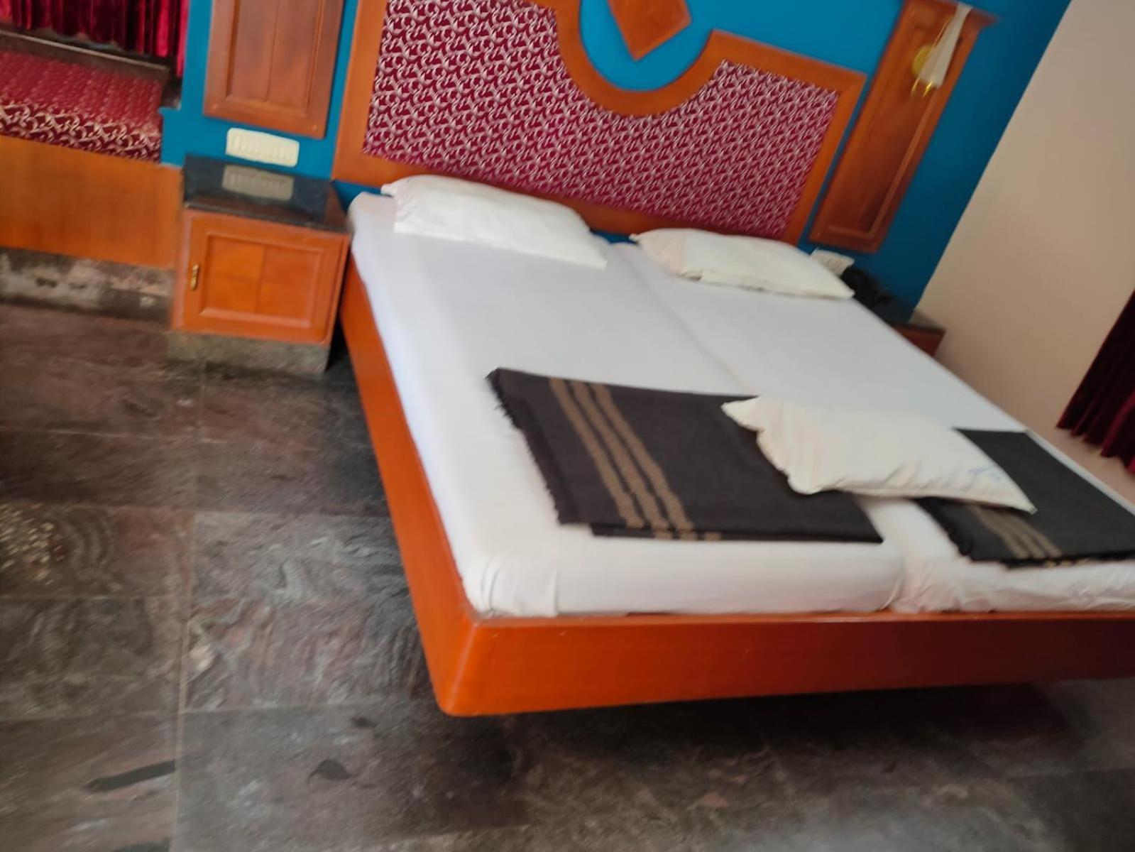 Anjana Hotels Theni Bagian luar foto