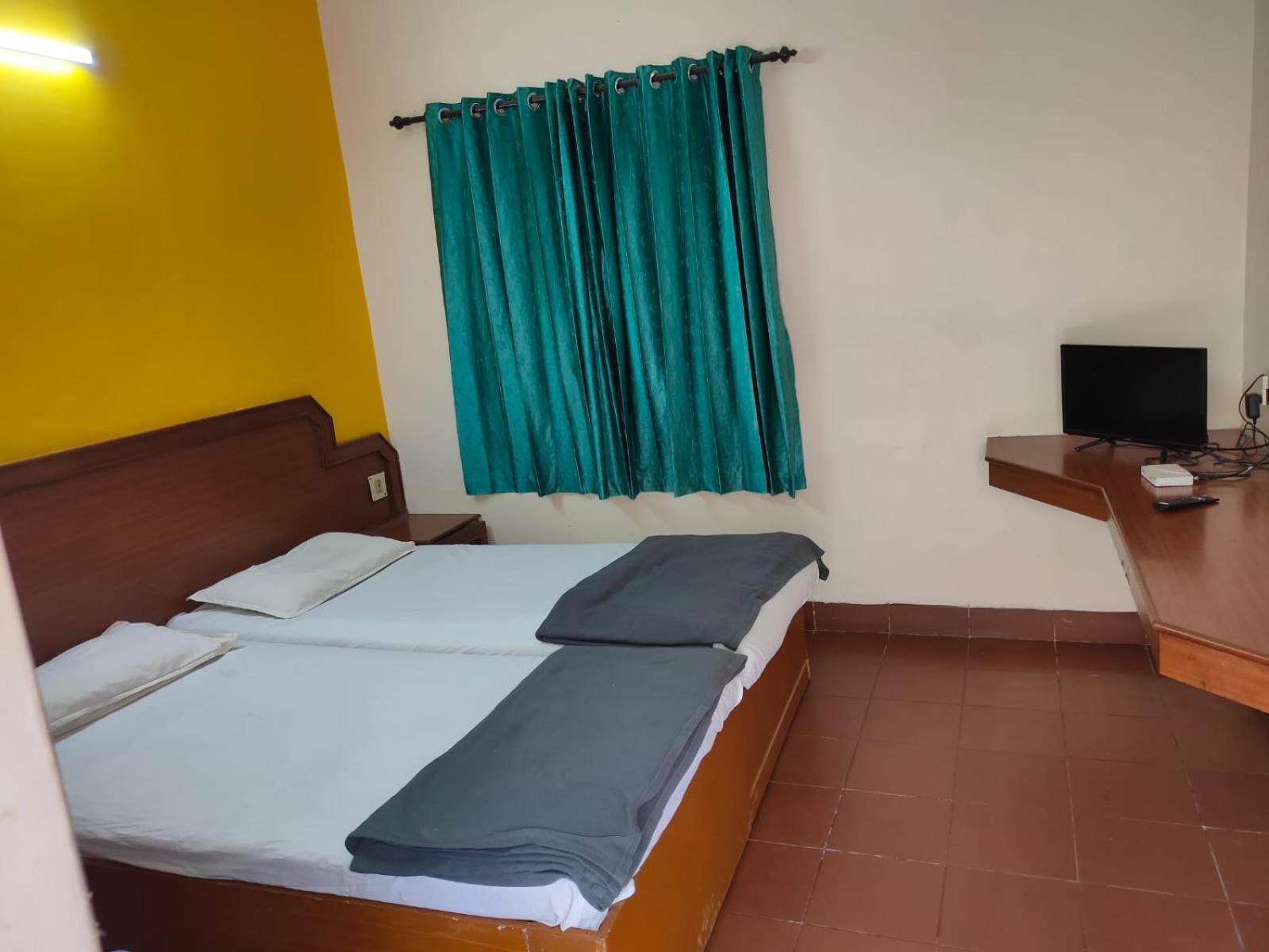 Anjana Hotels Theni Bagian luar foto