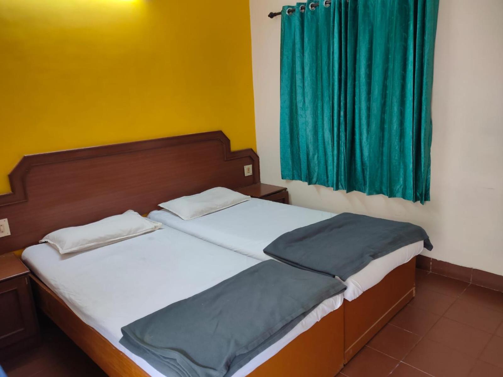 Anjana Hotels Theni Bagian luar foto