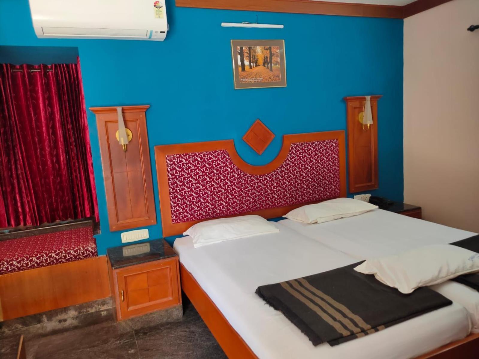 Anjana Hotels Theni Bagian luar foto